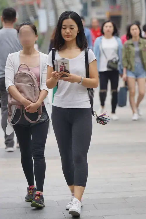 街拍瑜伽裤美女身上出行,颜值高身材更高
