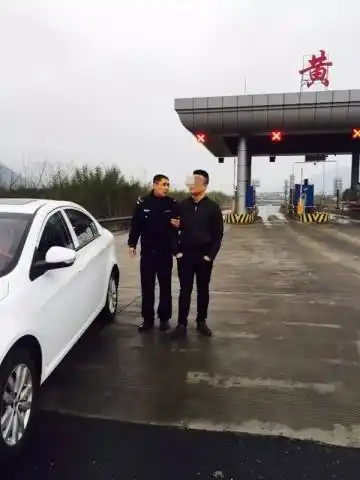 情侣吵架女孩被抛高速,亏得高速交警做了和事佬
