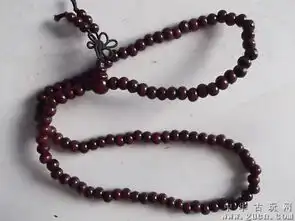 一串红木雕制的手链念珠
