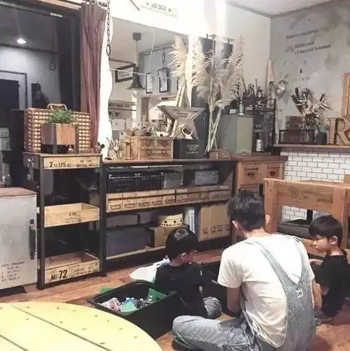 80后的日本小夫妻放着好好的日子不过,却带着双胞胎儿子改房子
