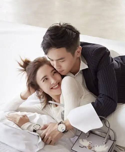 张若昀唐艺昕婚后首合体穿情侣装撒狗粮,唐艺昕白裙身材好吸睛
