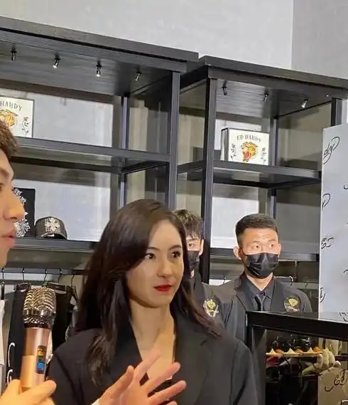 张柏芝郑州出席活动,生图美貌惊艳众网友,穿一双丑鞋子惨被吐槽
