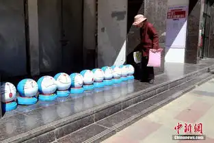 西宁街头石墩变身动漫人物呆萌可爱
