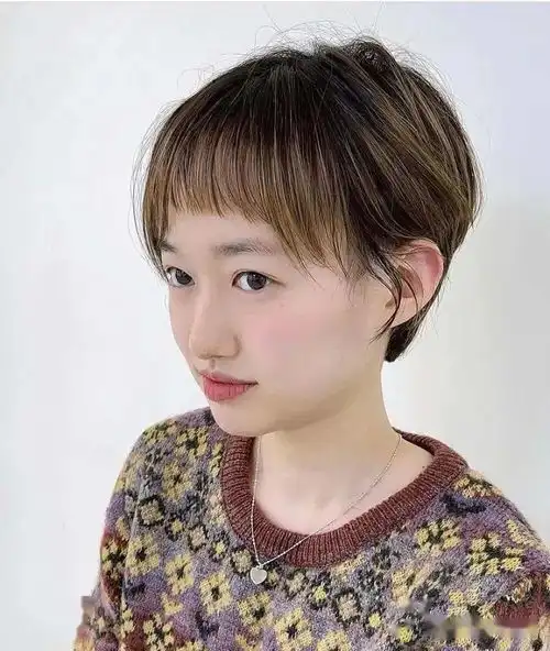 短发就剪最火的女生

