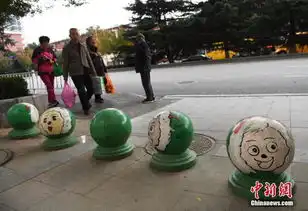 兰州街头水泥立柱和石墩变身哆啦a梦等卡通形象
