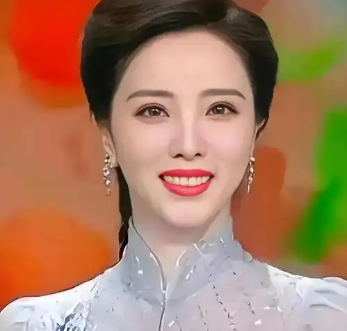 离开央视的女主持人李思思,现在靠接商演赚钱,网友并不失体面
