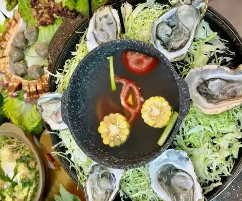 一线微穷年轻人,都挤在菜市场吃火锅
