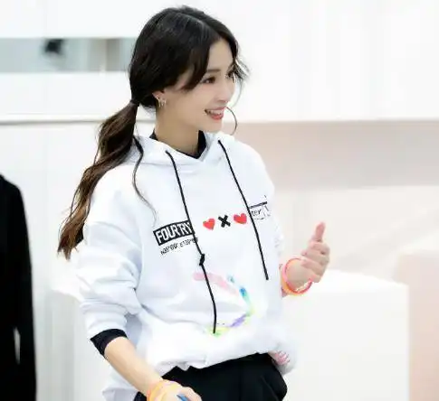 生了一胎的30岁angelababy,超短裙秀长腿没发福,双马尾超减龄
