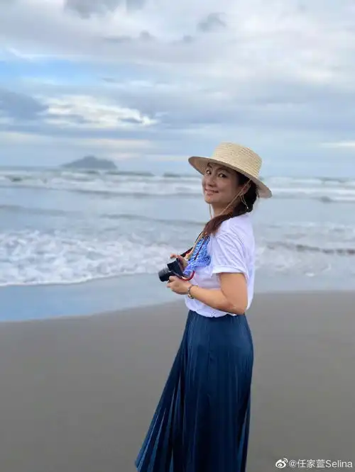 selina海边拍写真休闲惬意戴草帽编辫少女感足
