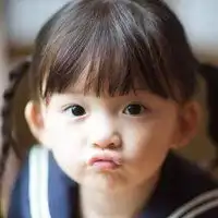 女生头像小孩子卖萌可爱型两张微信头像图片大全
