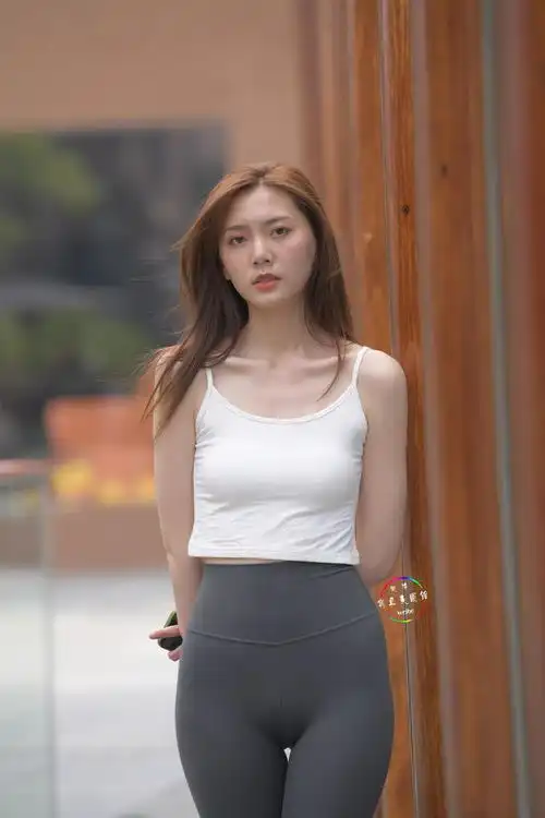 街拍黑色瑜伽裤美女小姐姐

