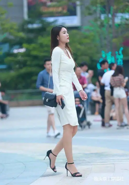 街拍美女穿得太修身了,高挑身材气质出众,就是要这样的感觉
