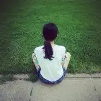 qq头像在一片草地照的
