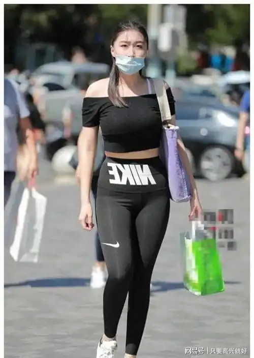 瑜伽裤搭配运动鞋的街拍美女,美丽动人
