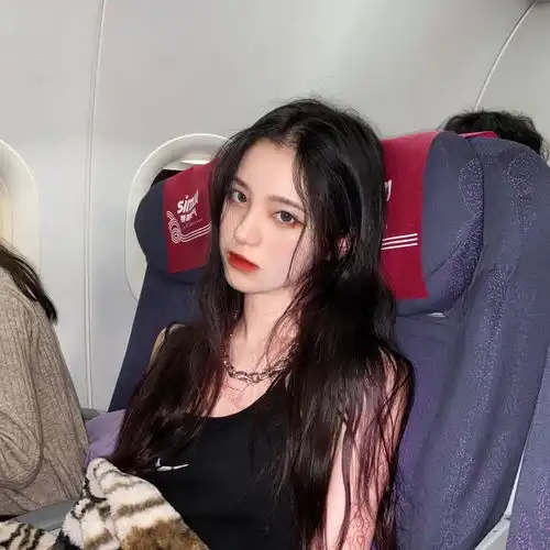一眼就爱上的女生头像其实我动心了但赶路要紧我没有说.

