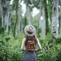 小女生唯美带风景的背影头像
