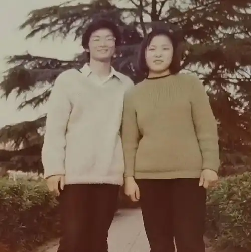 八十年代情侣合影,质朴纯真,脸上洋溢着幸福的笑容
