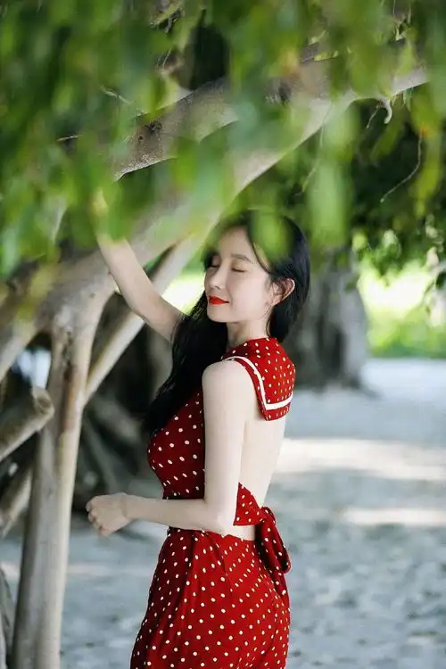 张檬穿红色波点连衣裙大秀美背性感却不失清纯
