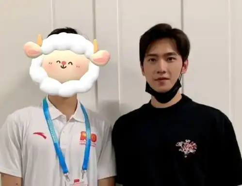 杨洋现实生活中长啥样现身汇演后台,路人的举动成焦点
