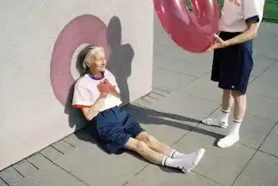 我从不羡慕街角拥吻的情侣,我只羡慕他们
