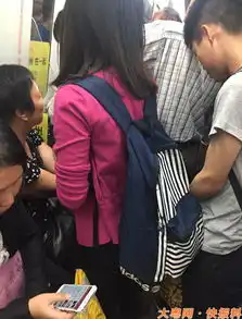 情侣在地铁车厢亲热捏腰抚摸贴面
