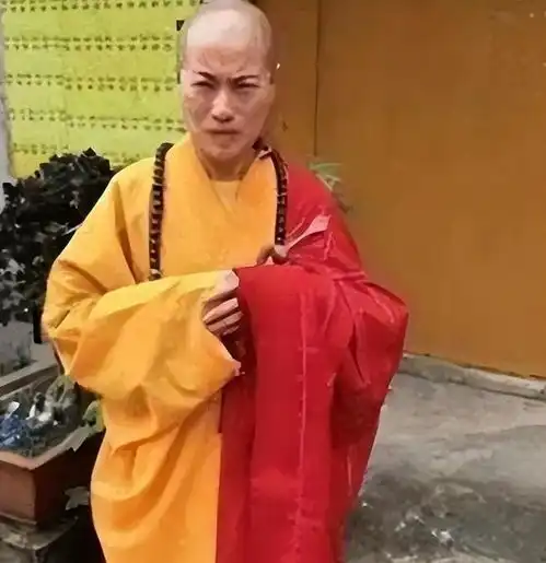 花尼姑释智定,住4000万豪宅与两个和尚结婚,把寺庙当摇钱树
