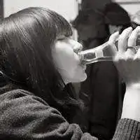 拿着酒瓶的女生头像微信头像图片大全
