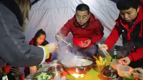 五六度的夜晚房车露营,火锅吃起来,众人把酒言欢,不甚热闹
