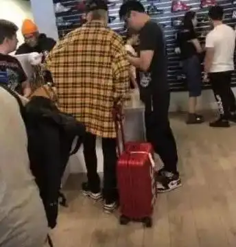 蔡徐坤否认恋情,当看到这两个情侣细节后,网友直呼别藏了
