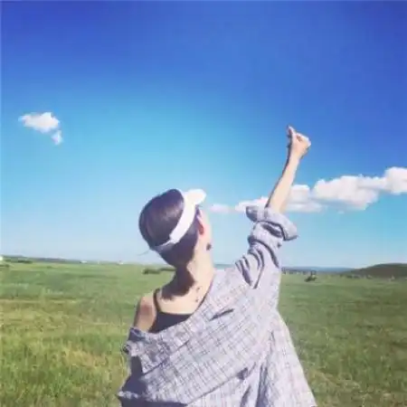 唯美有意境一男一女情侣头像阳光很懒你很好看
