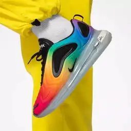有一面彩虹旗挂在了airmax720上
