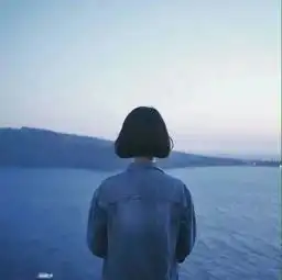 海边美女侧影背影小清新头像
