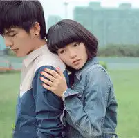 2013甜蜜幸福情侣头像一对眯着眼睛单曲循环心里想念
