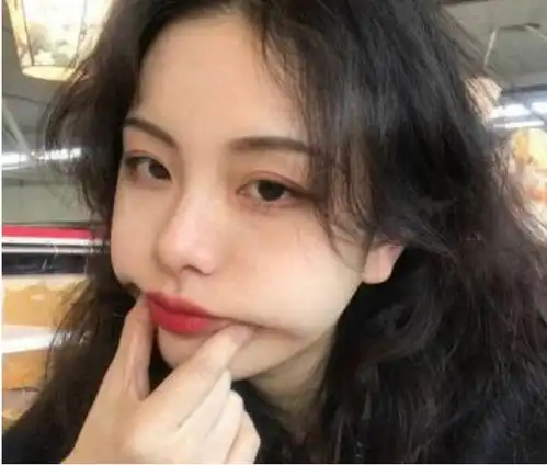 女生暗恋你的几个小心机,不敢对视不算,你能察觉到几个
