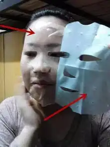 面膜里边的那张塑料纸别扔了,作用比面膜都大,难怪皮肤越敷越干
