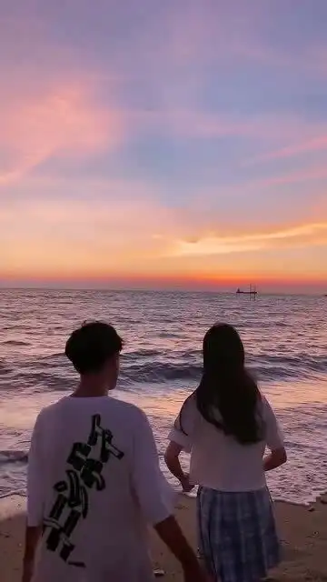 和喜欢的人去海边看日落,是爱情中最浪漫的事
