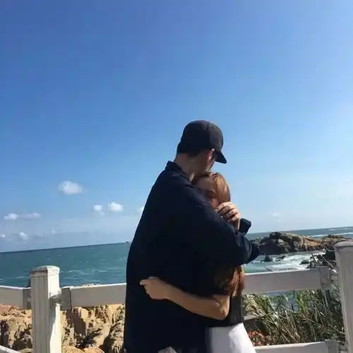 情侣头像爱是乍见之欢过后的久处不厌
