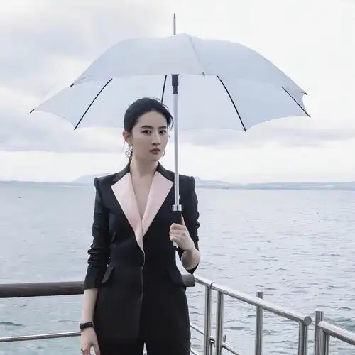 黑色小西装搭配白色晴雨伞的女生
