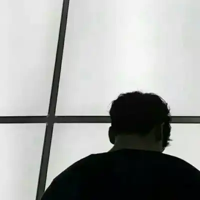 一左一右黑白情侣头像
