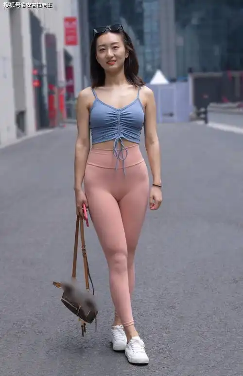 美女街拍熏陶越多,人们就越接受瑜伽裤
