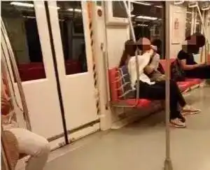 辣眼睛一对男女地铁上当众亲吻摸胸,停不下来.....网友炸锅了
