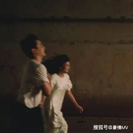 满眼都是对方的情侣组图甜蜜爱情一男一女图片
