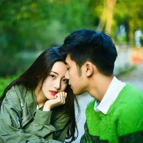 女孩子在男生面前时不时的撩头发是什么意思
