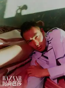 杨祐宁复古风大片曝光慵懒眼神营造暧昧梦境
