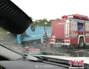 广河高速大巴翻车事故现场图片共造成19人死亡
