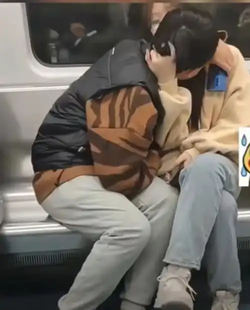 情侣地铁秀恩爱,情难所以,网友勾脚尖是什么意思
