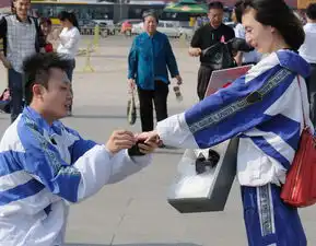 情侣穿校服天安门前跪地求婚引围观
