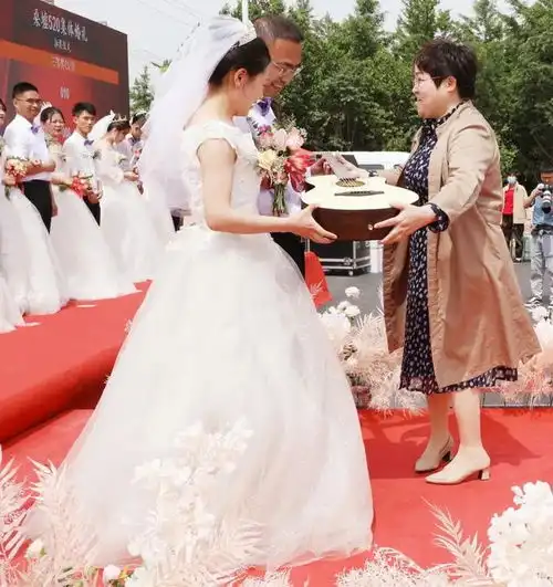 减人情负担扬文明新风沭阳县桑墟镇集体婚礼圆满礼成
