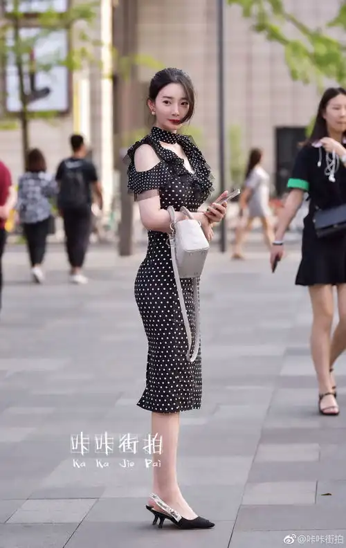 美女可爱的圆点点连衣裙是夏天出街凹造型卖萌的必备利器
