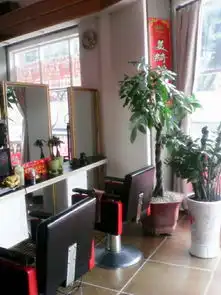 qq闺蜜头像两张不是一个人是一个人表情动作不一样也行一个带鹭字一个带桸字别的字不要

